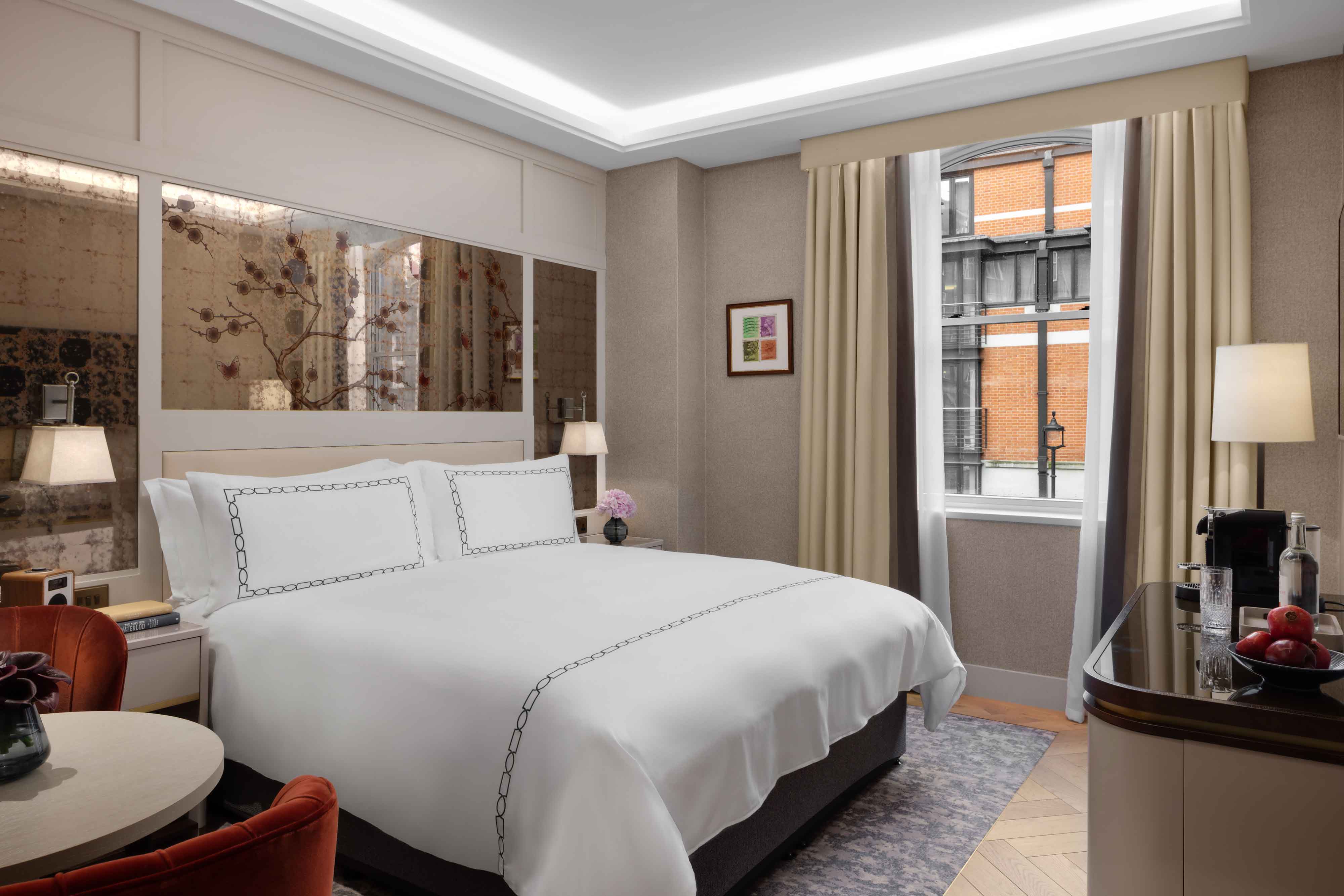 rooms-king-deluxe-view-2
