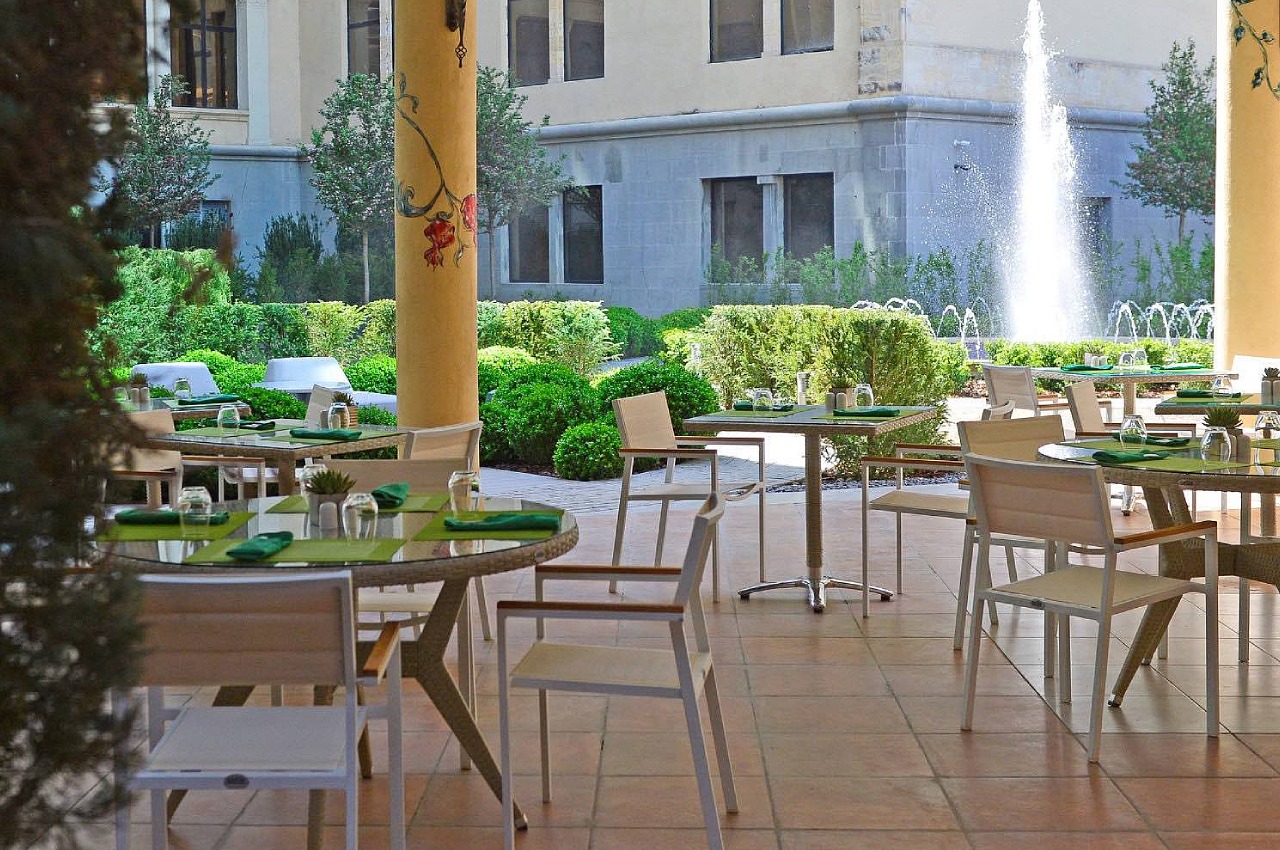 Azura Bar and Restaurant Alfresco